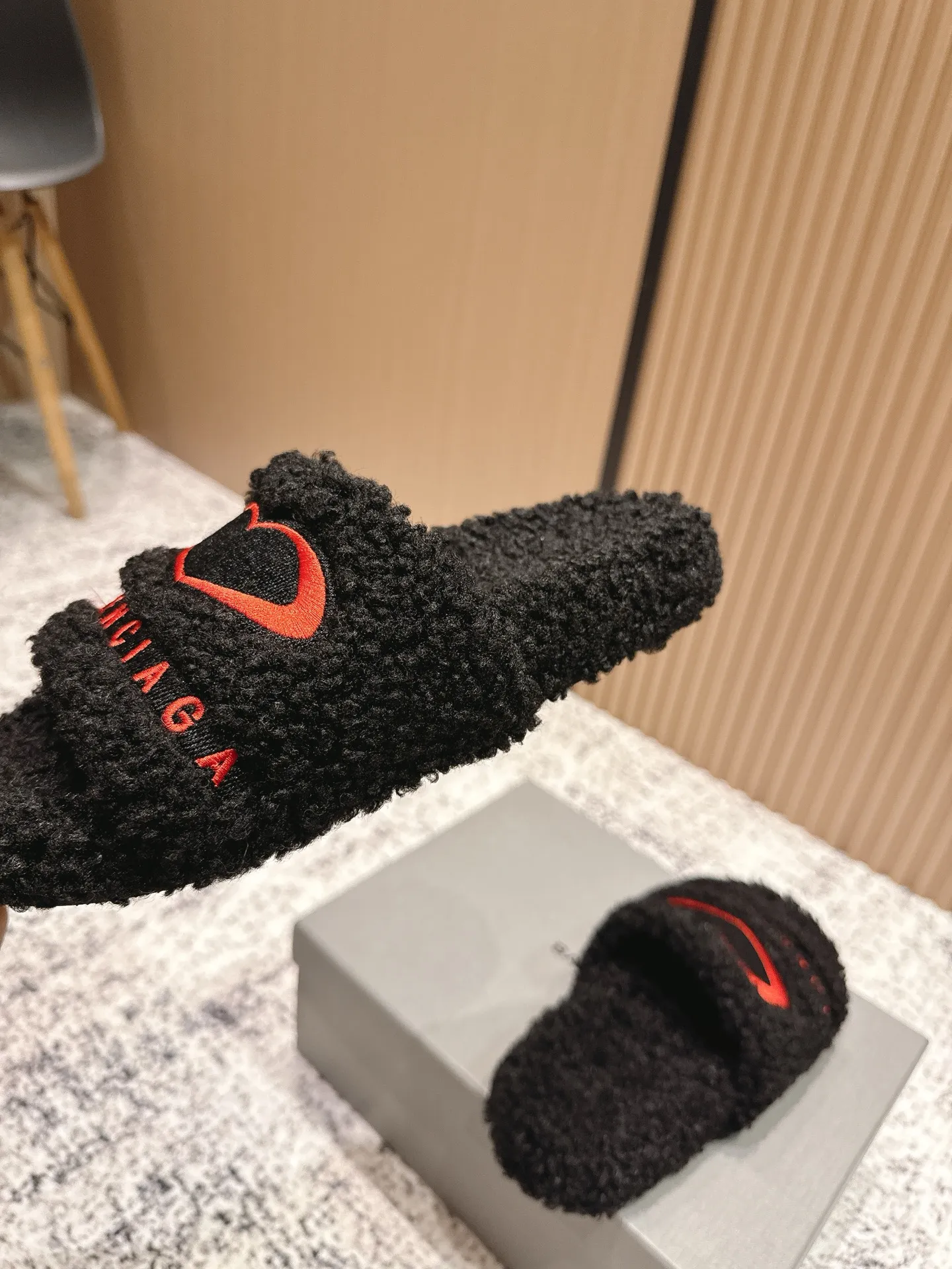 Factory direct sales p380🐘🐘Women's shoes, women's clothing, top version BALENCIAGA ~ Balenciaga fur slippers with new Balenciaga political Campaign logo embroidery! A favorite among European and American celebrities, celebrities, and internet celebrities, the upper is exquisite, hand-sewn and threaded, fluffy and soft against the skin.  This can be worn all year round! Wear it with socks in spring, autumn and winter, or wear it alone in summer. It looks good and is comfortable. The upper is wide, showing your feet and calves, and stepping into it is like bare feet on a carpet. It really matches, wears, and looks so good. When you put it on, it looks casual and simple fashion. It has a high-end feel and is invincible when you go out on the street! Size: 35-40